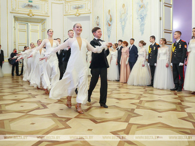 Студенты и учащиеся Брестской области станцевали на новогоднем балу в Коссовском дворце