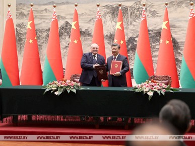 Лукашенко и Си Цзиньпин приняли заявление об основных принципах развития образцовых отношений всепогодного и всестороннего стратегического партнерства