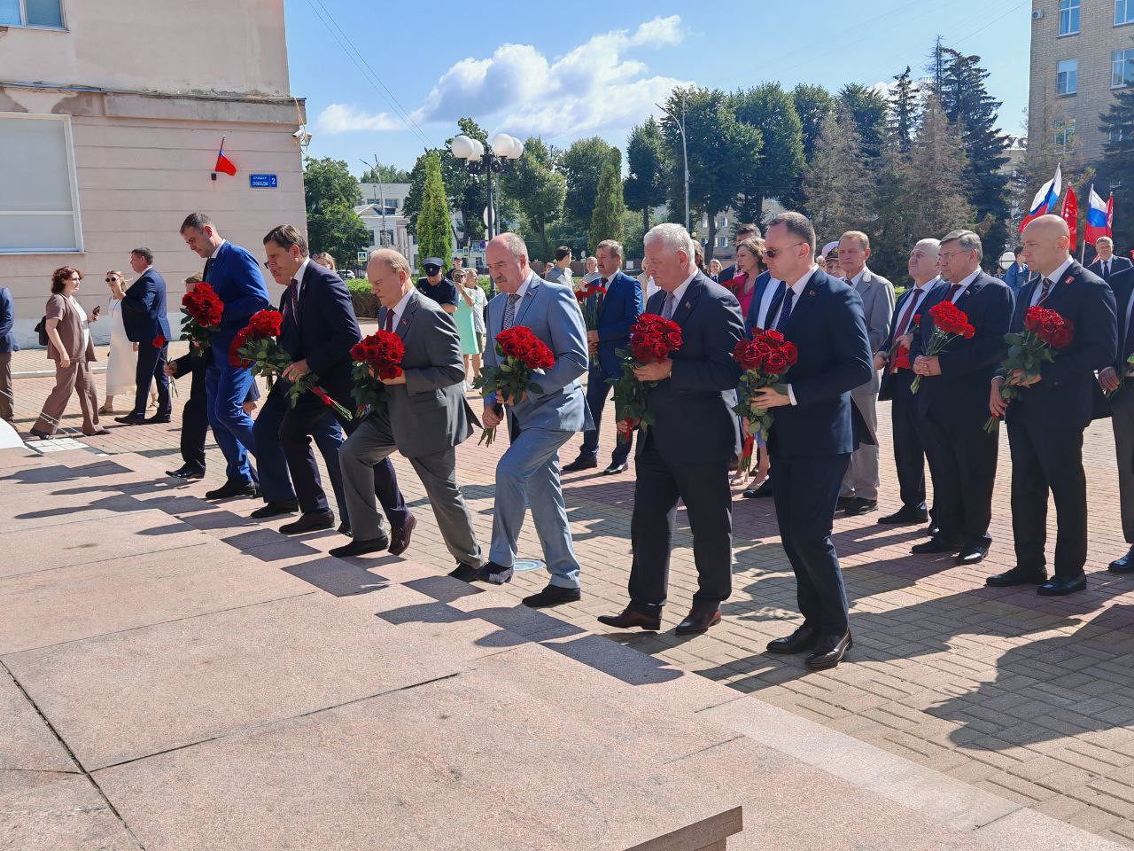 В рамках визита делегации Брестской области в Орёл состоялась торжественная церемония возложения гирлянды Славы к стеле "Город воинской славы"