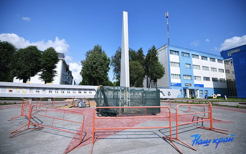 В центре Барановичей устанавливают памятную стелу
