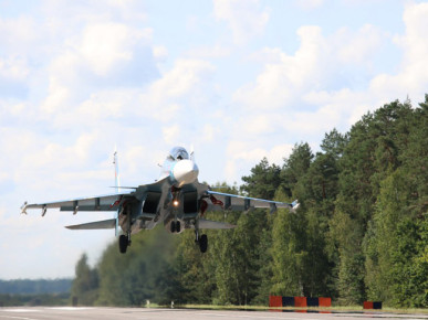 Военные летчики на учении ОДКБ посадили самолеты на трассу М1