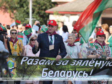 Парад участников и аллея в старинном парке. XVII Республиканский экологический форум стартовал в Столине