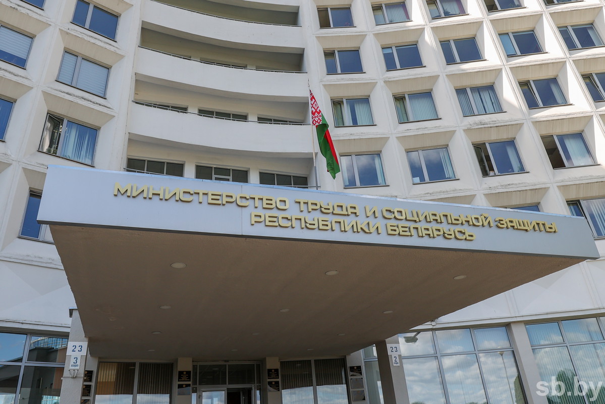 Минтруда рекомендует получателям соцвыплат до 20 июня обратиться в банк для открытия базового счета