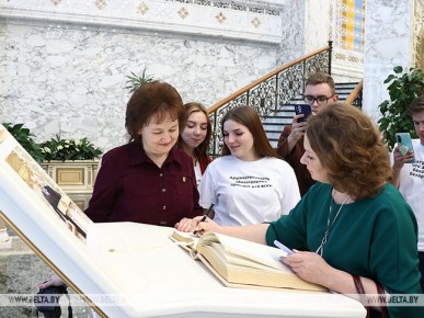 Молодежь и служители искусства побывали на экскурсии в символе государственного суверенитета - Дворце Независимости