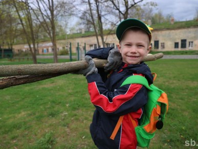 Участники республиканского субботника в Брестской крепости готовят площадку под знаковый для страны объект