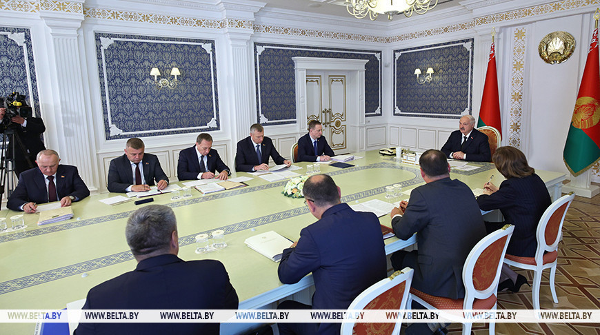 Лукашенко поручил активнее задействовать государственный финресурс, чтобы "застолбиться" на внешних рынках
