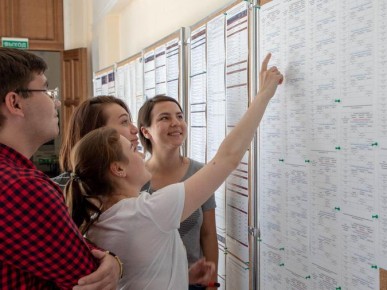 Вузы сегодня завершают прием документов на платное отделение