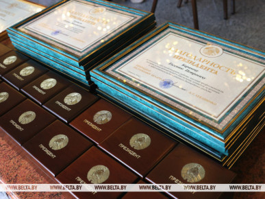 "Настоящая опора и гордость страны". Головченко вручил госнаграды представителям различных сфер