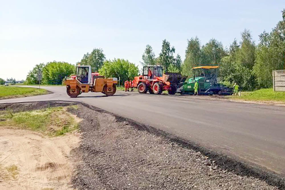 В Пинском районе ремонтируют участок республиканской дороги Р-8
