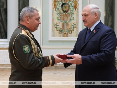 Лукашенко вручил госнаграды